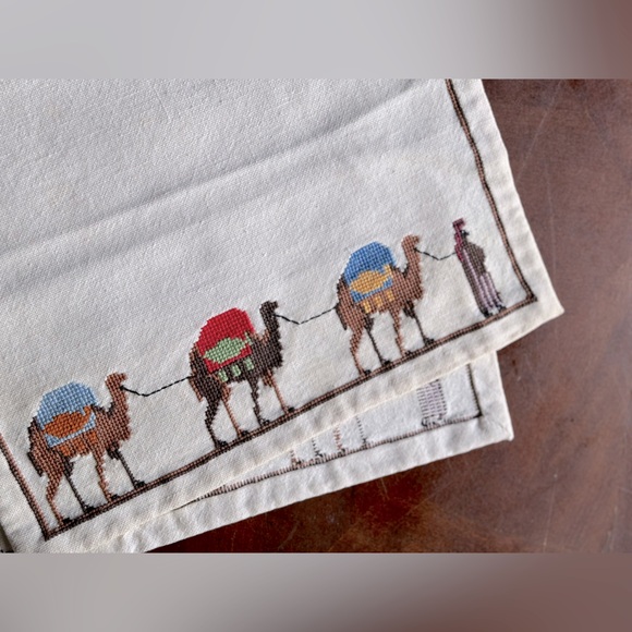 Surif Womens Cooperative Handmade Needlework Embroidery DESERT CARAVAN Table Mat - Picture 4 of 4